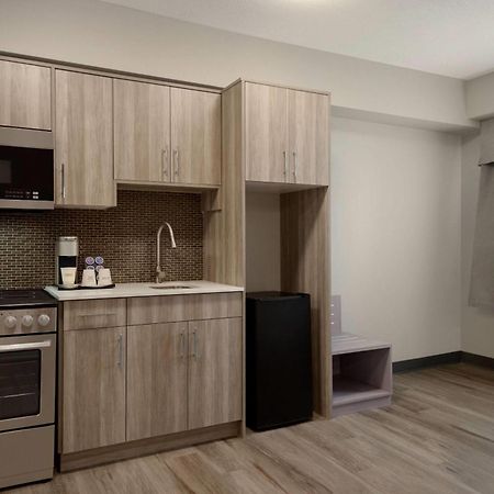 Ramada By Wyndham West Edmonton Hotel & Suites Zewnętrze zdjęcie