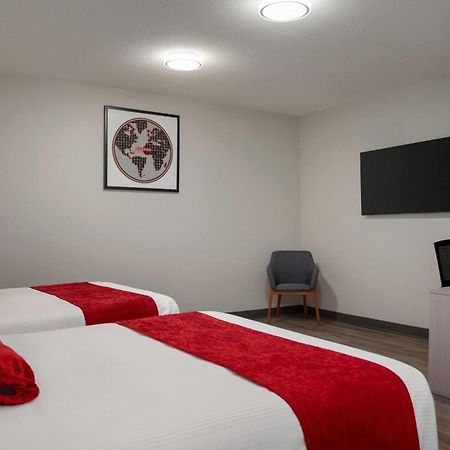 Ramada By Wyndham West Edmonton Hotel & Suites Zewnętrze zdjęcie