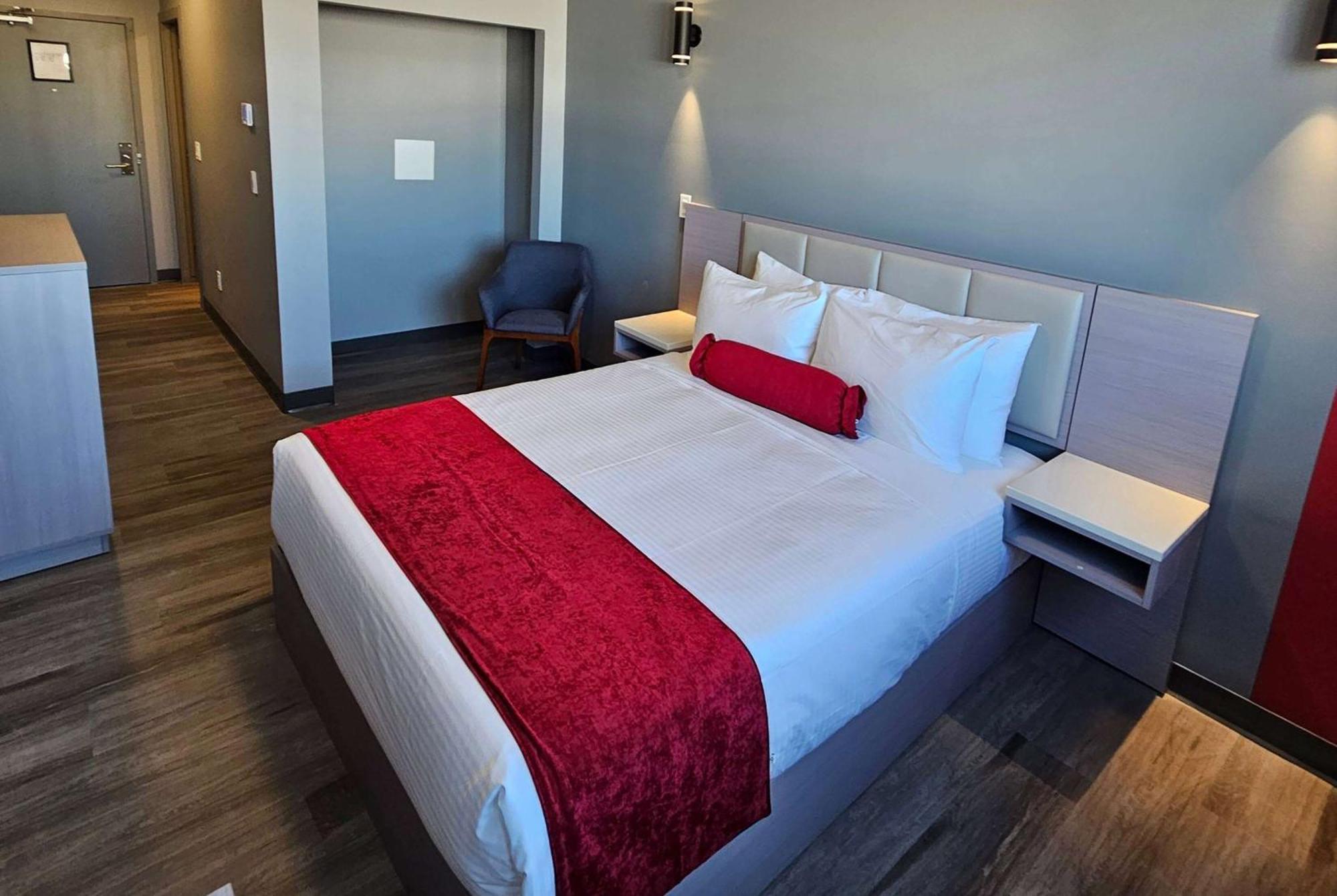 Ramada By Wyndham West Edmonton Hotel & Suites Zewnętrze zdjęcie