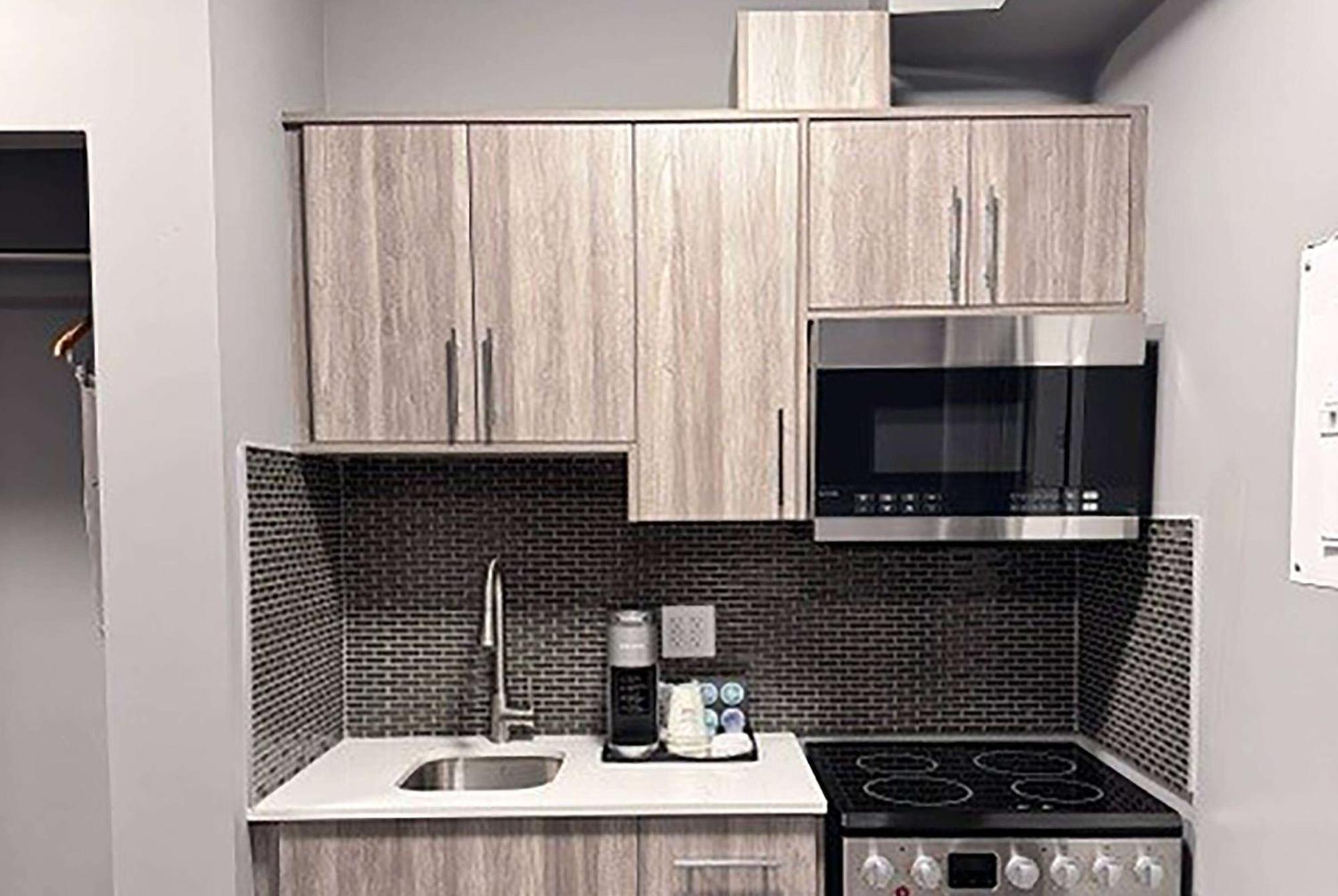 Ramada By Wyndham West Edmonton Hotel & Suites Zewnętrze zdjęcie