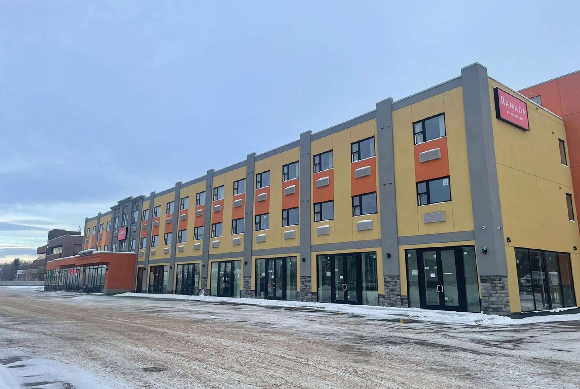 Ramada By Wyndham West Edmonton Hotel & Suites Zewnętrze zdjęcie