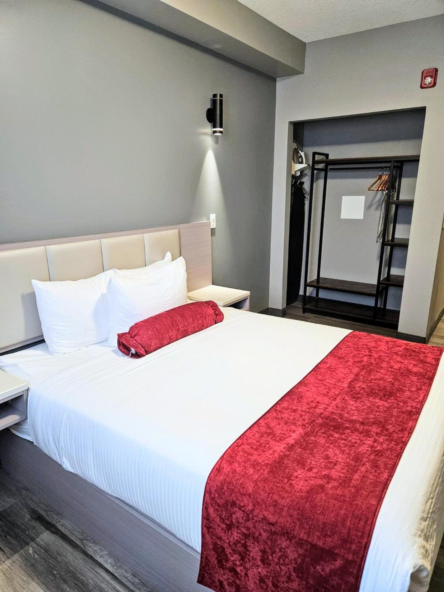 Ramada By Wyndham West Edmonton Hotel & Suites Zewnętrze zdjęcie
