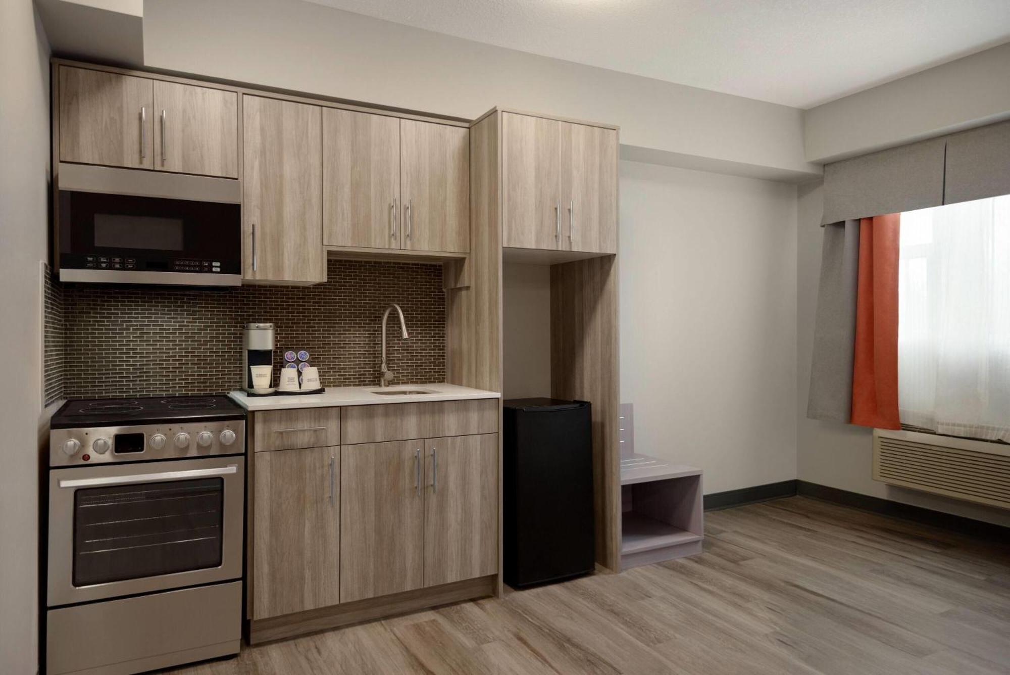 Ramada By Wyndham West Edmonton Hotel & Suites Zewnętrze zdjęcie