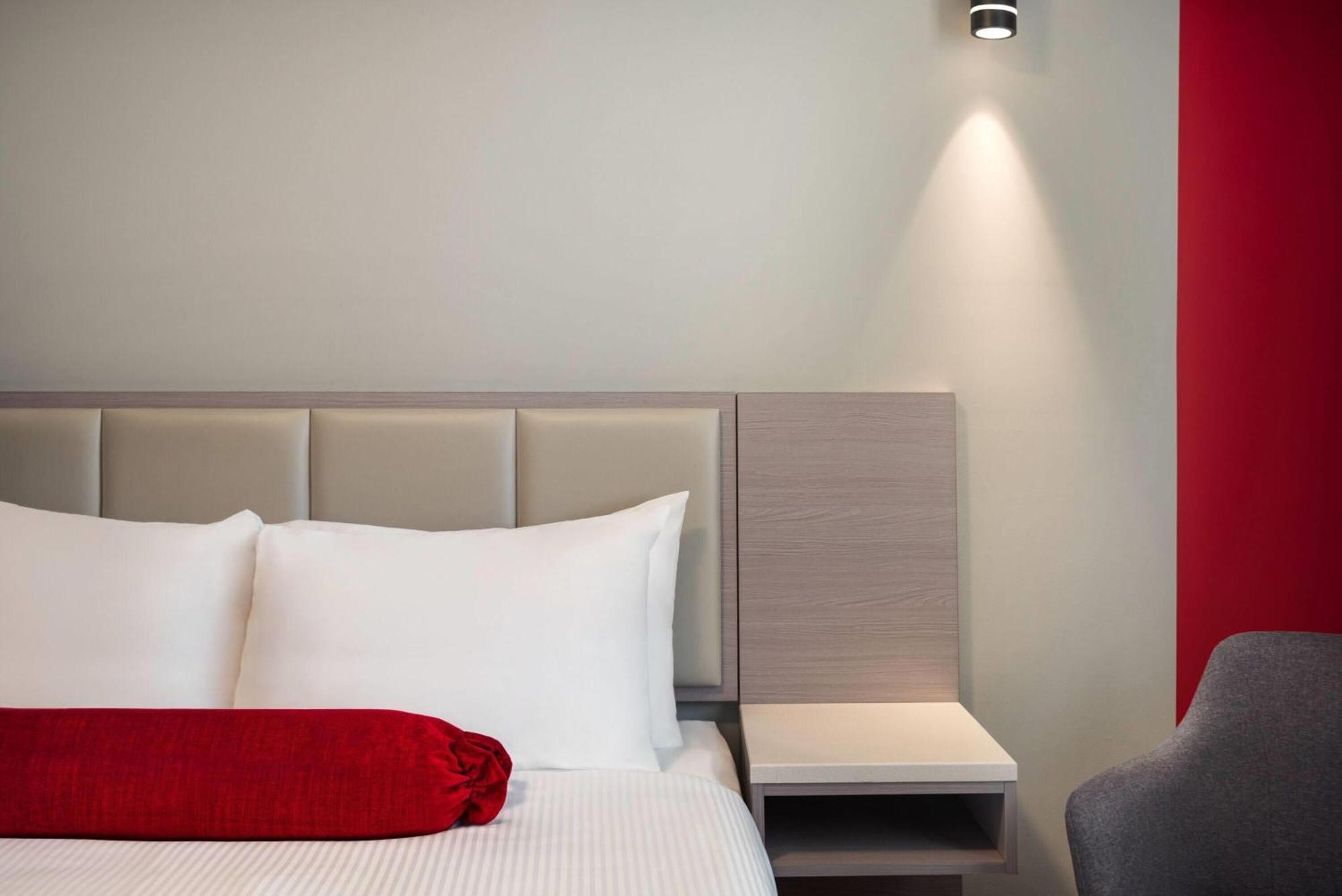 Ramada By Wyndham West Edmonton Hotel & Suites Zewnętrze zdjęcie