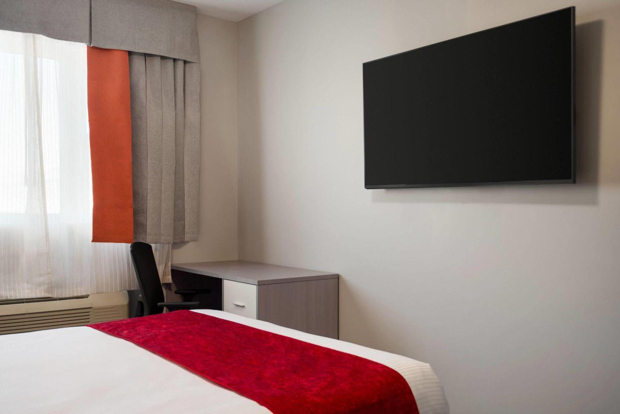 Ramada By Wyndham West Edmonton Hotel & Suites Zewnętrze zdjęcie