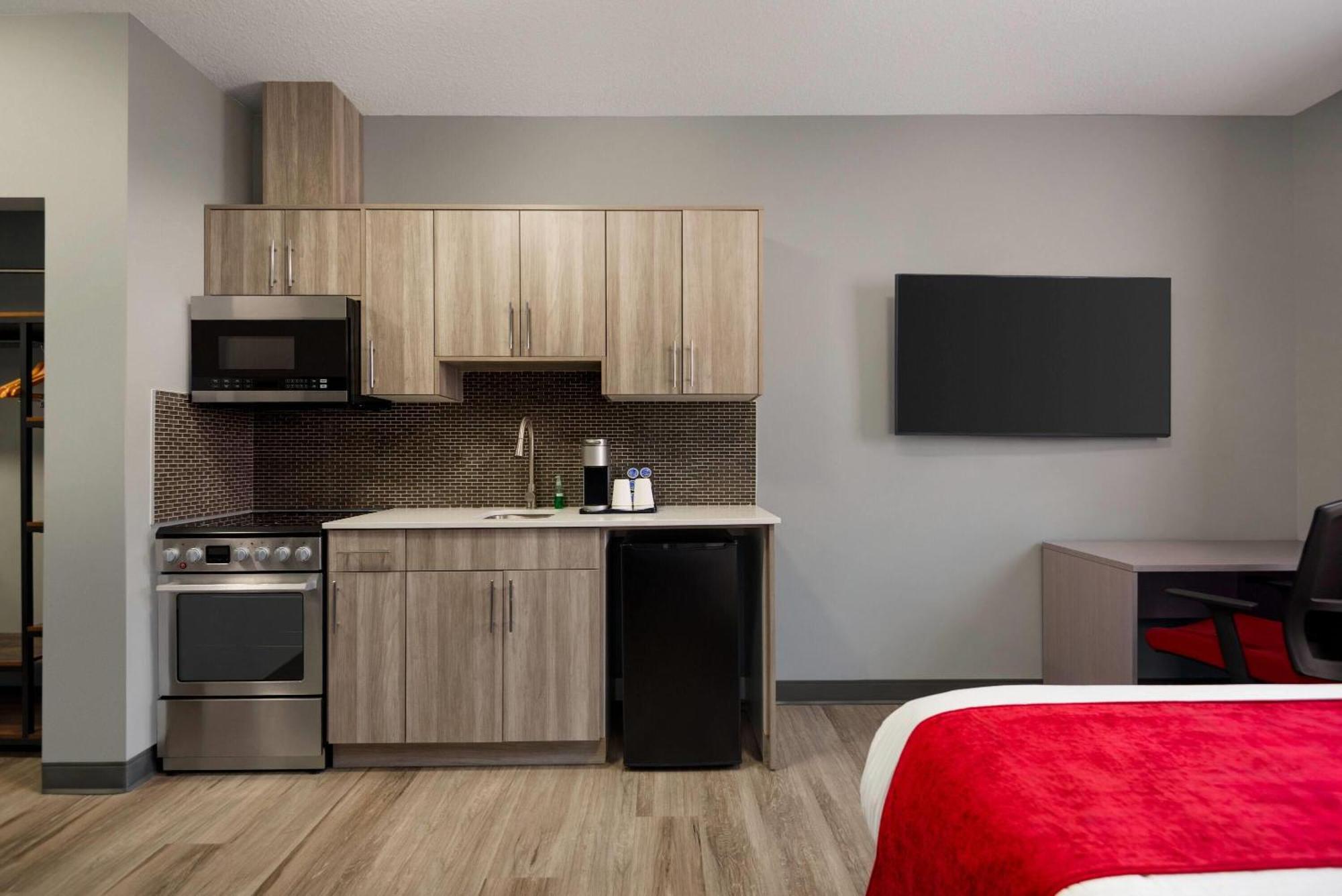 Ramada By Wyndham West Edmonton Hotel & Suites Zewnętrze zdjęcie