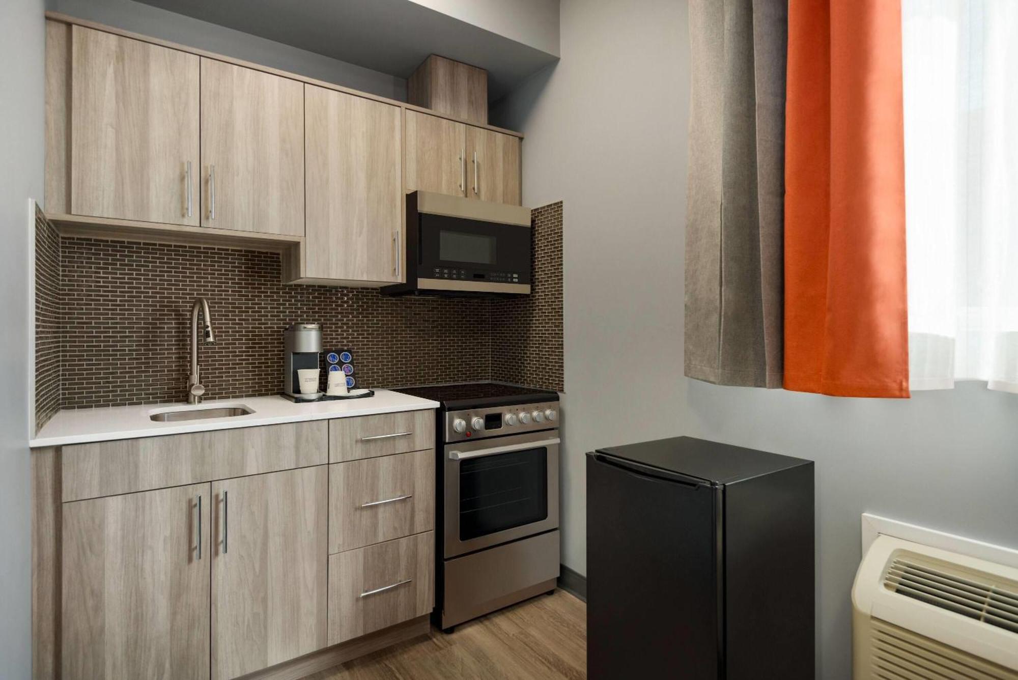 Ramada By Wyndham West Edmonton Hotel & Suites Zewnętrze zdjęcie