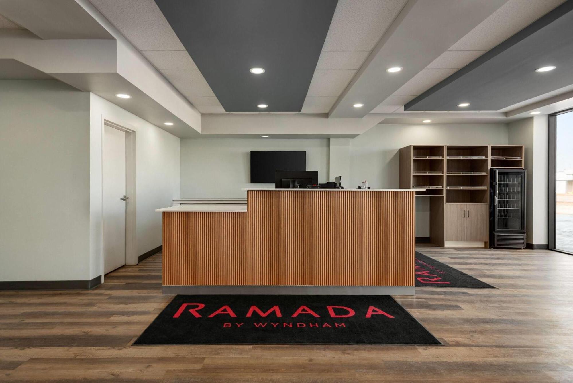 Ramada By Wyndham West Edmonton Hotel & Suites Zewnętrze zdjęcie